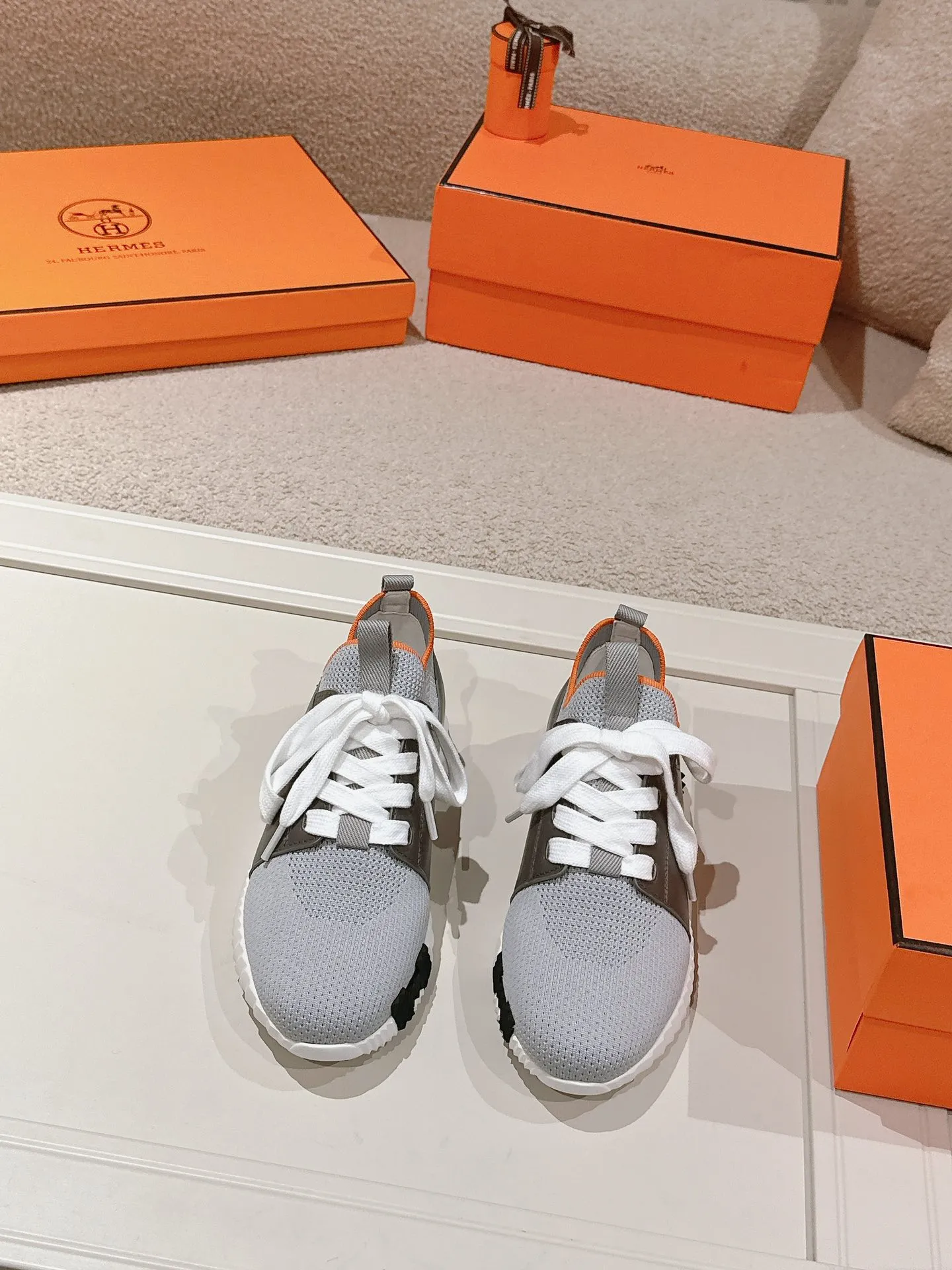 Men's shoes 💰600💰 Hermes top version # Hermès H family classic couple's casual sports shoes Couple's casual sports dad shoes combine high-tech canvas and suede goatskin, and are decorated with an exaggerated "H" letter on the rubber sole. The italic design and bright colors show vitality and continue the brand's design inspiration. Stroll around the city lightly and feel free and comfortable. Exquisitely packaged at the delivery counter 🛍📦 Fabric: Original special material and cow suede Lining: Customized breathable mesh Outsole: Open-molded TPU + rubber foam material Bottom thickness: 3CM Size: 35-45